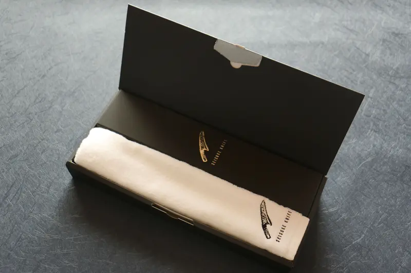 Seisuke Swedish Steel Santoku Set – 170Mm Knife With Mahogany Handle & Complimentary White Towel 1