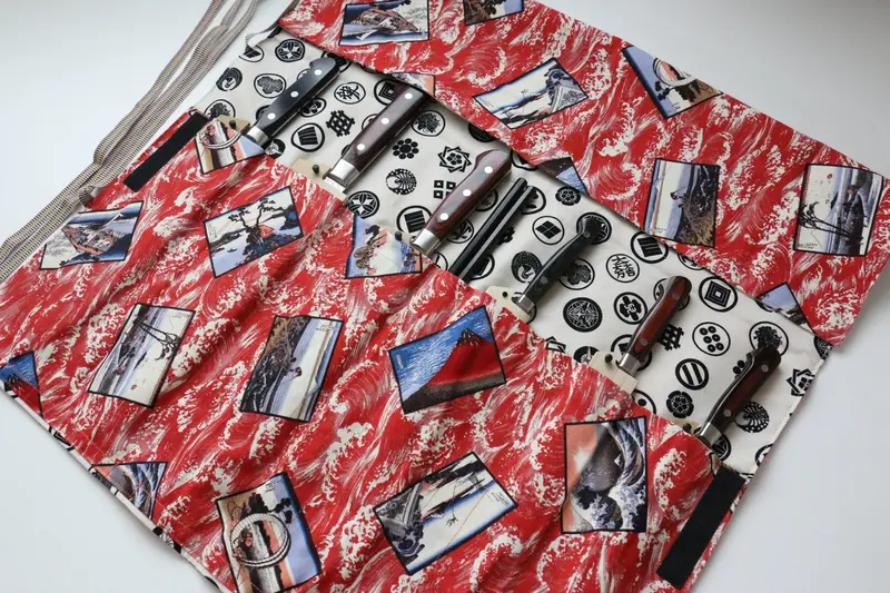Traditional Japanese Knife Roll: Akaukiyoe-Ura-Konkamon Design – 7-Pocket Storage 1